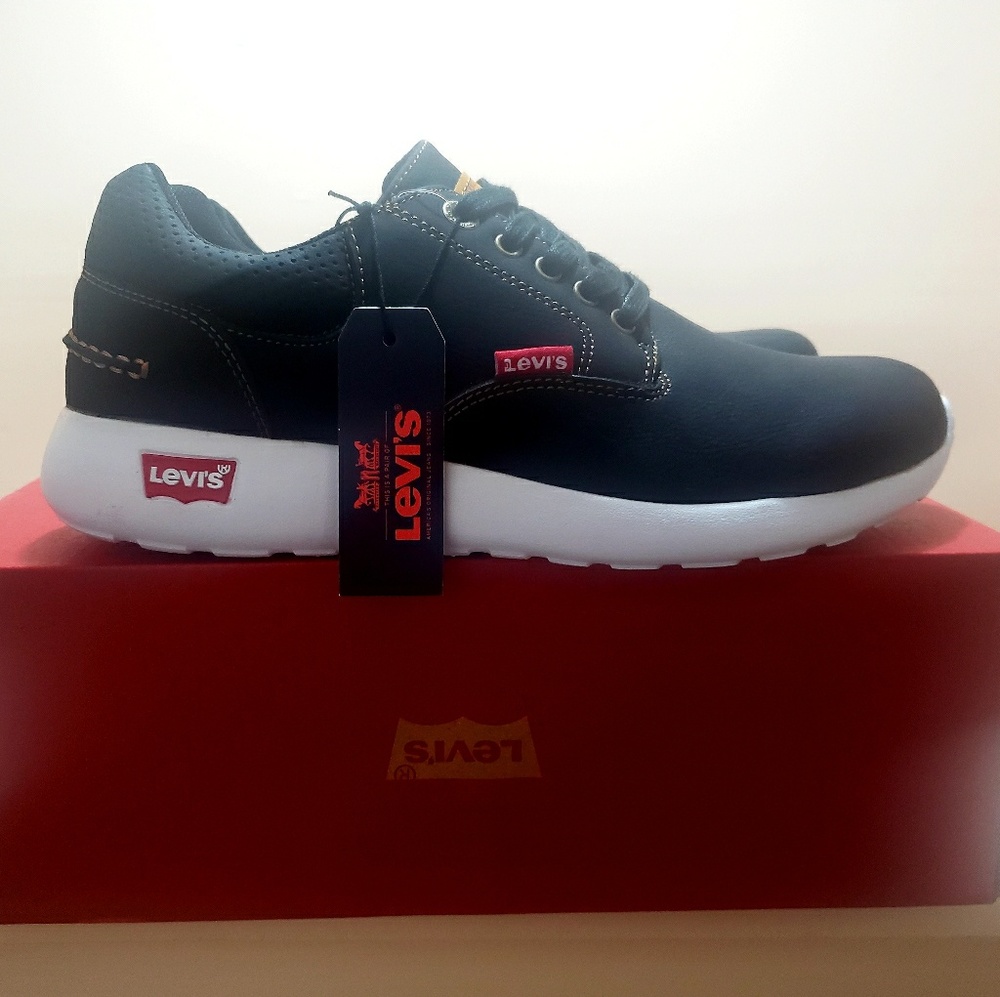 M.ns sneakers size: 8.5 and 9